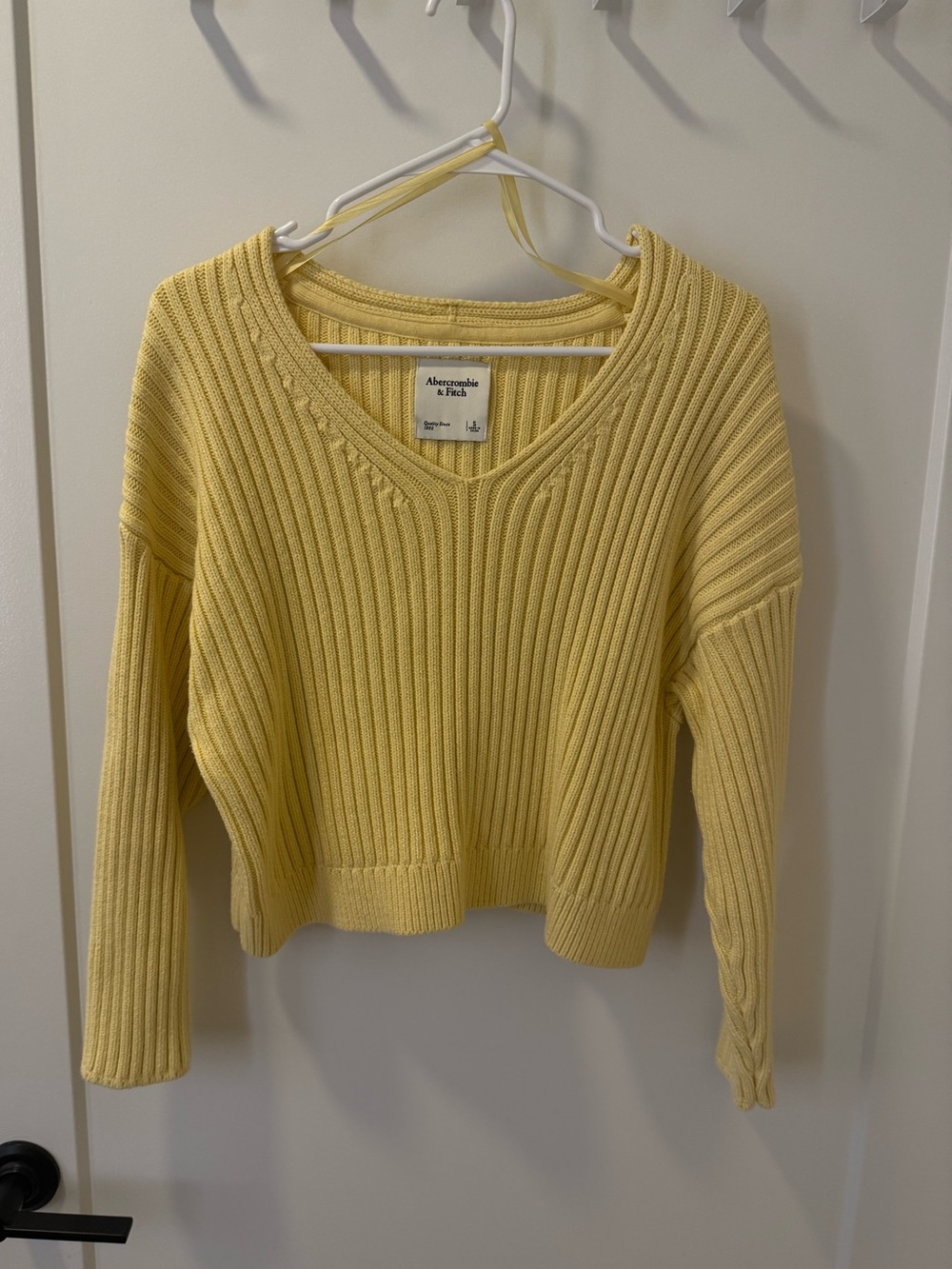 Abercrombie & Fitch Women's Pale Yellow Ribbed V-Neck Sweater